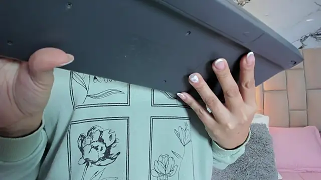 cloesummerr  online show from 03/25/26, 12:59