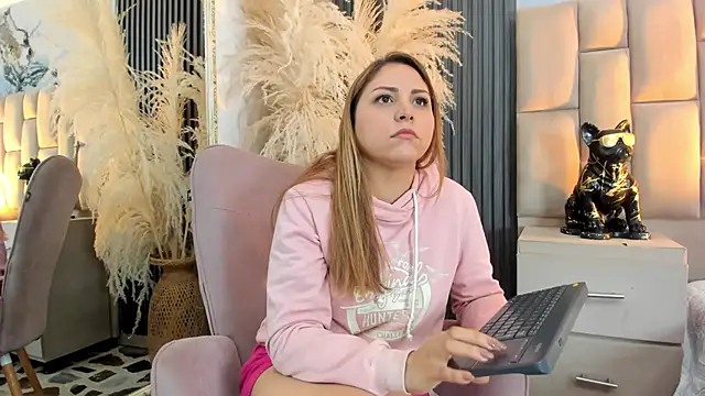 cloesummerr  online show from 02/07/26, 01:19