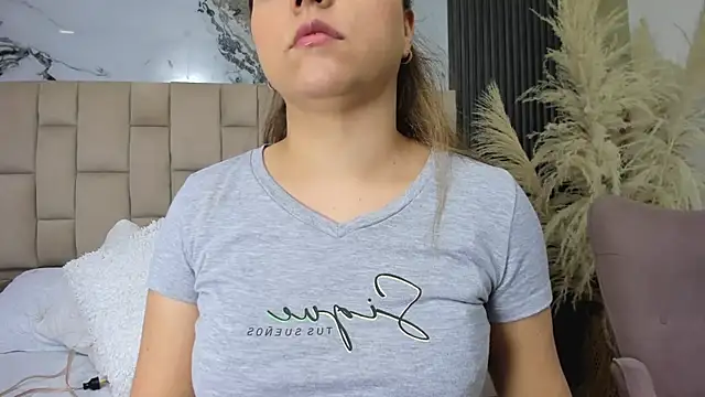 cloesummerr  online show from 02/21/26, 12:40