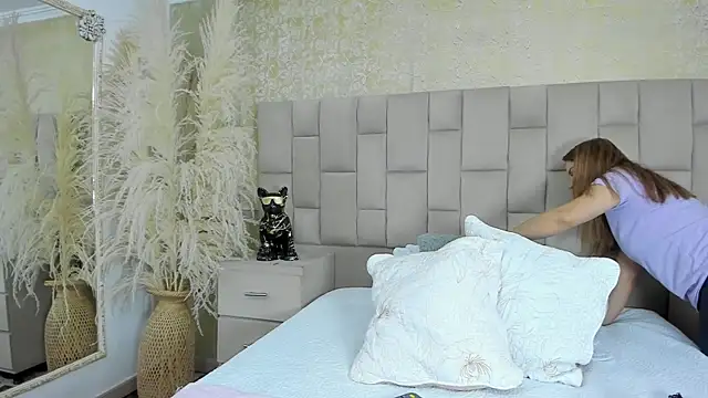 cloesummerr  online show from 12/15/25, 12:44