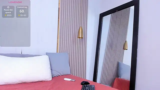 Snapshot of Skylar_Smith_ chatting on 10/29/25, 12:37 Skylar Smith online show from 10/29/25, 12:37