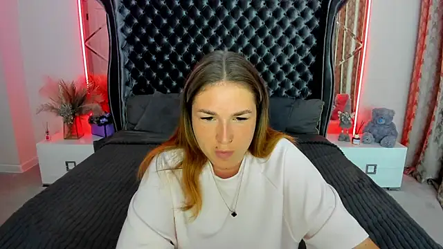 Snapshot of Sofii_darling chatting on 06/15/26, 04:17 Sofii darling online show from 06/15/26, 04:17