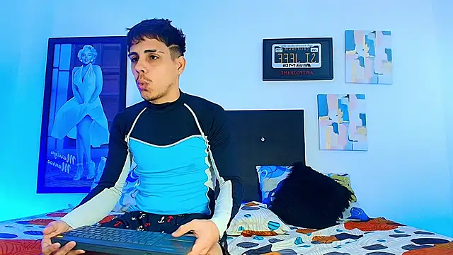 Snapshot of Luke_Stone chatting on 10/28/25, 06:51 Luke Stone online show from 10/28/25, 06:51