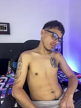 Snapshot of Luke_Stone chatting on 09/21/25, 04:34 Luke Stone online show from 09/21/25, 04:34