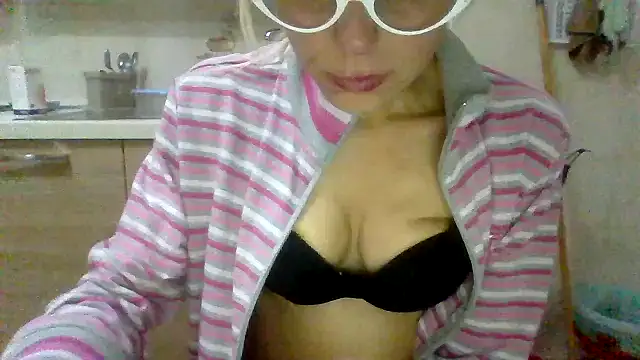 Snapshot of Kelly80 chatting on 05/19/26, 02:51 Kelly80 online show from 05/19/26, 02:51