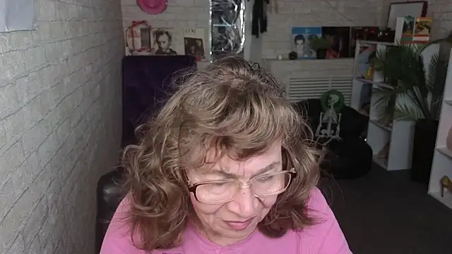 Betty Brick online show from 04/16/26, 01:56