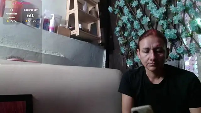 Snapshot of darling_hott chatting on 02/05/26, 10:33 darling hott online show from 02/05/26, 10:33