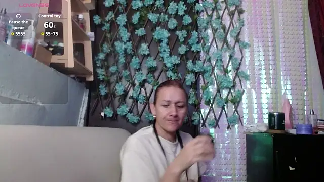 Snapshot of darling_hott chatting on 02/18/26, 10:12 darling hott online show from 02/18/26, 10:12