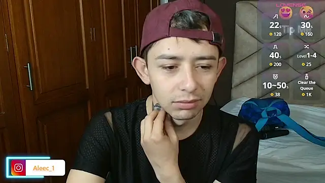 Snapshot of Aleecandrews chatting on 10/25/25, 07:36 Aleecandrews online show from 10/25/25, 07:36