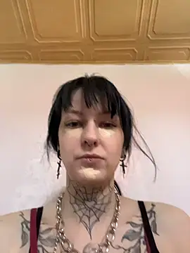 Snapshot of Seductively4_20 chatting on 05/19/26, 08:43 Seductively4 20 online show from 05/19/26, 08:43