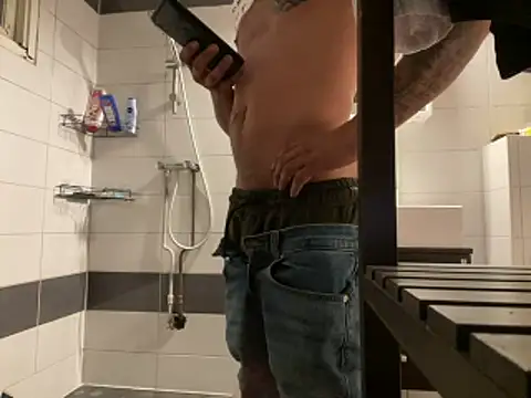 Snapshot of Tholel420 chatting on 11/12/25, 01:43 Tholel420 online show from 11/12/25, 01:43