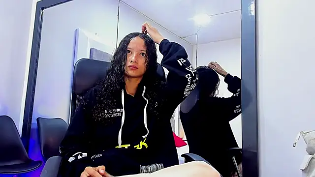 Snapshot of JuliettaBleer chatting on 09/21/25, 12:10 JuliettaBleer online show from 09/21/25, 12:10