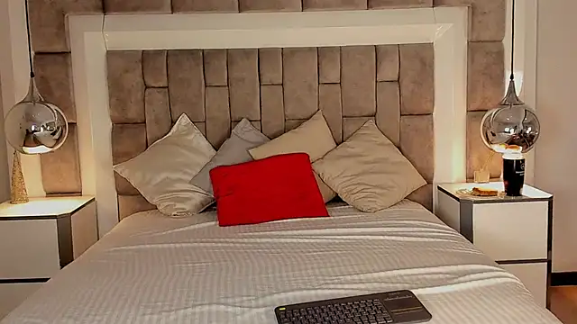 Snapshot of JuliettaBleer chatting on 12/17/25, 12:10 JuliettaBleer online show from 12/17/25, 12:10