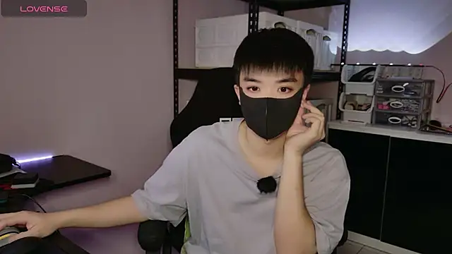 Snapshot of doggyman523 chatting on 10/15/25, 04:04 doggyman523 online show from 10/15/25, 04:04