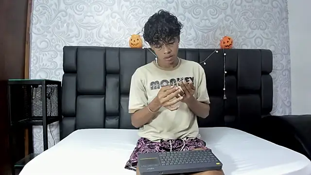 MilthonDelis online show from 10/31/25, 11:33