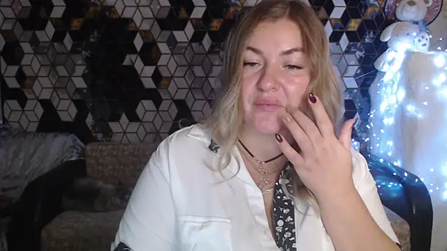 Snapshot of NikaSkylink chatting on 11/14/25, 08:23 NikaSkylink online show from 11/14/25, 08:23