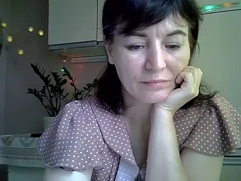 Krystal 82 online show from 10/10/25, 10:38