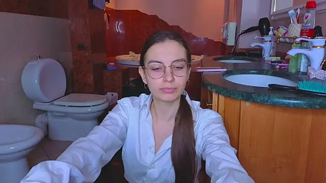 Real cutie1 online show from 12/18/25, 01:48