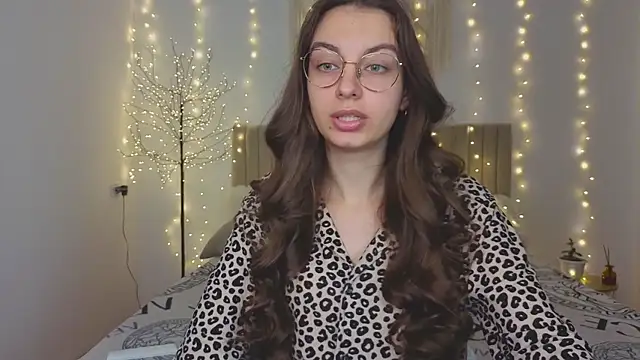 Real cutie1 online show from 12/15/25, 02:01