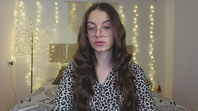 Real cutie1 online show from 12/17/25, 01:27