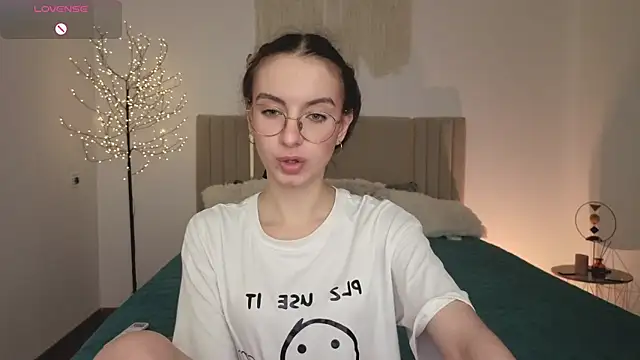 Real cutie1 online show from 04/04/26, 02:01