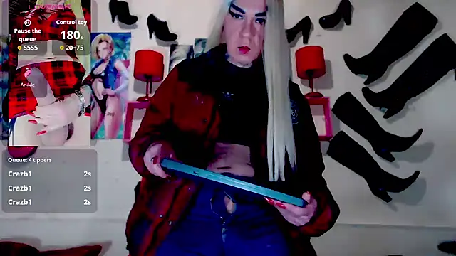 Snapshot of blondehot5v chatting on 10/08/25, 12:17 blondehot5v online show from 10/08/25, 12:17