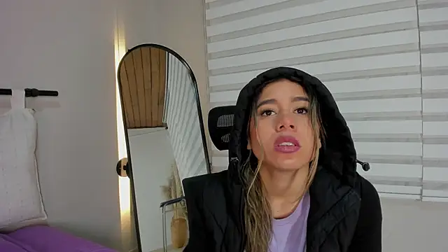 Rachell criss online show from 12/04/25, 04:33