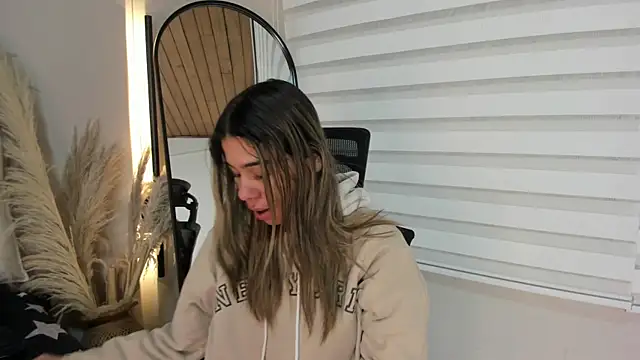 Rachell criss online show from 10/28/25, 04:02