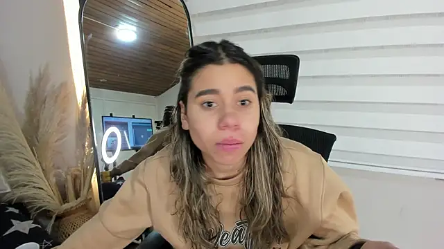 Rachell criss online show from 10/30/25, 04:33