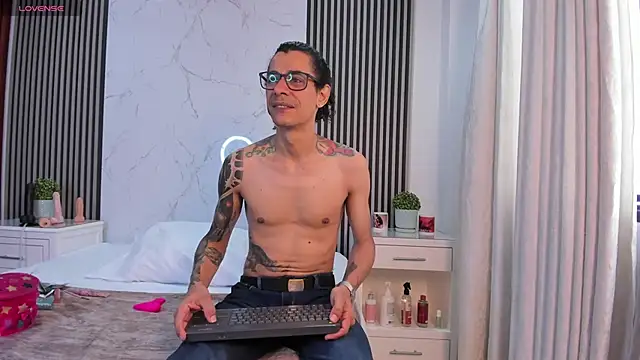 Snapshot of JackAndRosse_ chatting on 11/28/25, 01:33 JackAndRosse online show from 11/28/25, 01:33