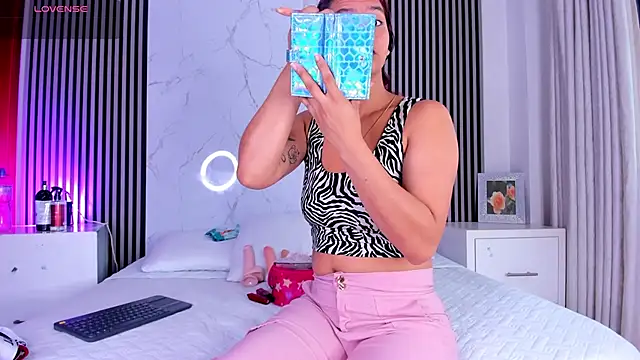 Snapshot of JackAndRosse_ chatting on 10/17/25, 01:24 JackAndRosse online show from 10/17/25, 01:24