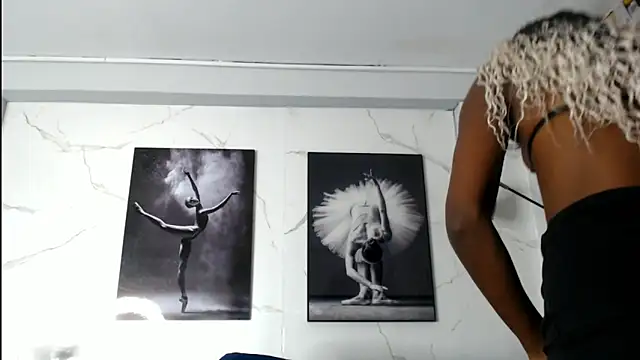 Snapshot of Evaa_18 chatting on 11/18/25, 06:11 Evaa 18 online show from 11/18/25, 06:11