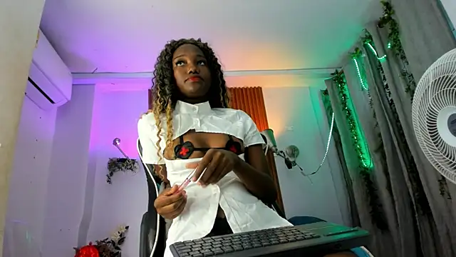 Snapshot of Evaa_18 chatting on 10/23/25, 05:55 Evaa 18 online show from 10/23/25, 05:55