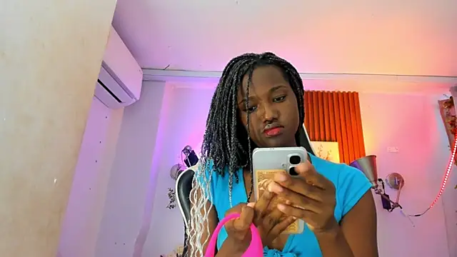 Snapshot of Evaa_18 chatting on 11/17/25, 05:39 Evaa 18 online show from 11/17/25, 05:39