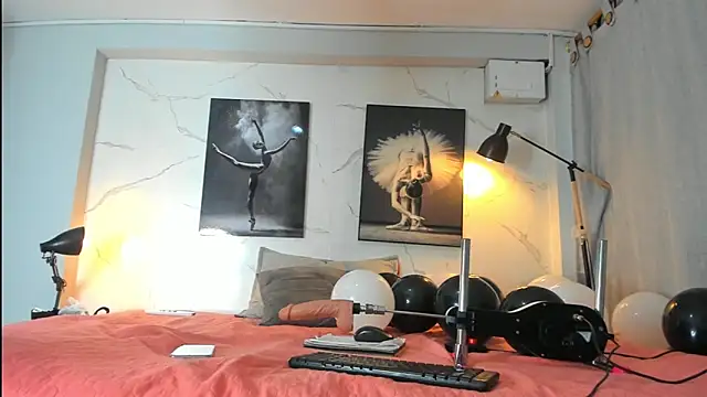 Snapshot of Evaa_18 chatting on 10/31/25, 06:04 Evaa 18 online show from 10/31/25, 06:04