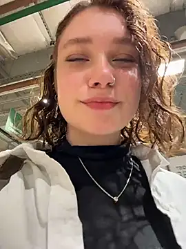 Snapshot of lucy-joy chatting on 09/29/25, 10:22 lucy-joy online show from 09/29/25, 10:22