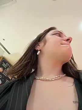 Snapshot of lucy-joy chatting on 12/22/25, 01:11 lucy-joy online show from 12/22/25, 01:11