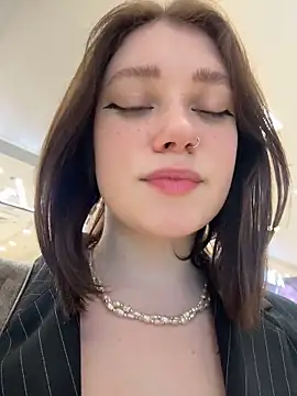 Snapshot of lucy-joy chatting on 12/23/25, 07:40 lucy-joy online show from 12/23/25, 07:40