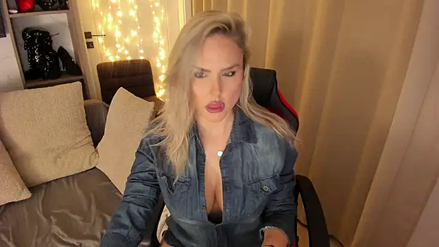 Snapshot of BonerBarbie chatting on 03/13/26, 05:18 BonerBarbie online show from 03/13/26, 05:18