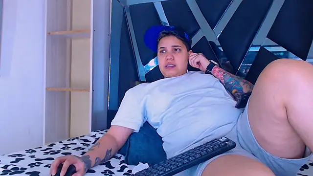 Snapshot of karla_sexy21 chatting on 10/16/25, 04:21 karla sexy21 online show from 10/16/25, 04:21