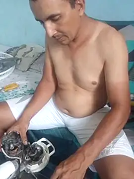 miroqui143 online show from 12/14/25, 04:34