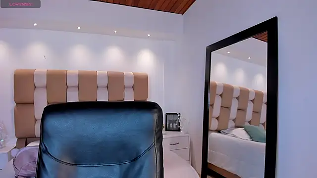 AidaJones online show from 10/30/25, 03:09