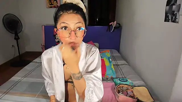 Snapshot of Anais_lux chatting on 05/08/26, 12:03 Anais lux online show from 05/08/26, 12:03