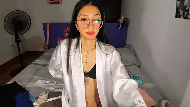 Snapshot of Anais_lux chatting on 05/15/26, 11:36 Anais lux online show from 05/15/26, 11:36