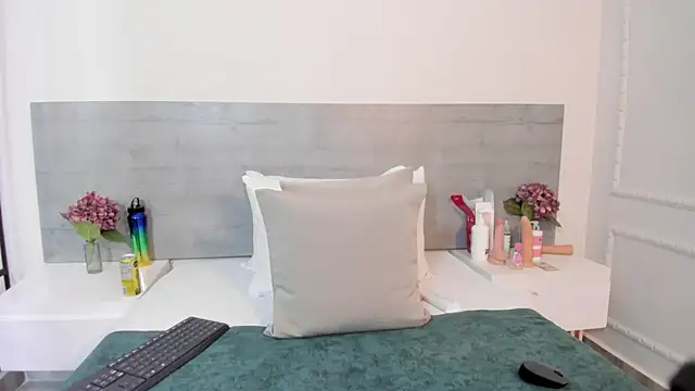 sunnyWhitee online show from 10/18/25, 07:49