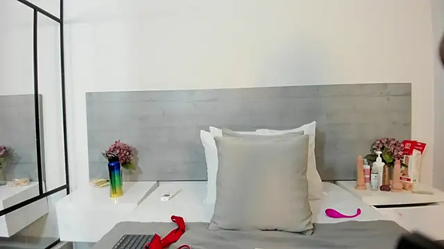 sunnyWhitee online show from 10/22/25, 07:13