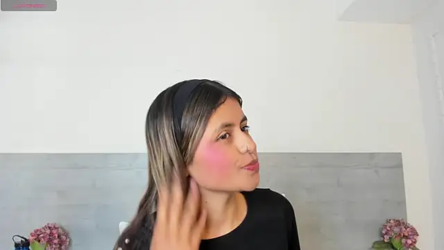 sunnyWhitee online show from 04/15/26, 07:18