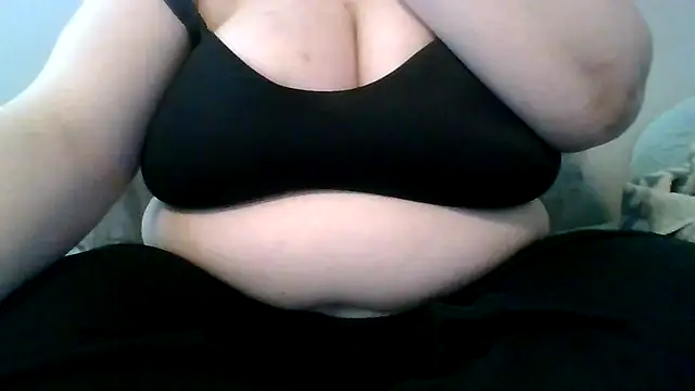 Snapshot of sarahcakes223 chatting on 04/30/26, 10:36 sarahcakes223 online show from 04/30/26, 10:36