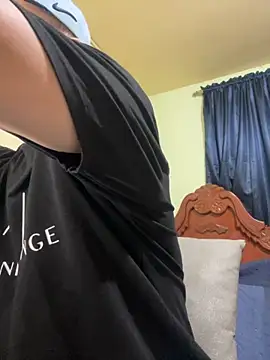 Snapshot of MaxDell chatting on 09/19/25, 01:20 MaxDell online show from 09/19/25, 01:20