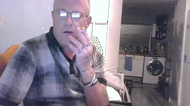 Snapshot of hefin18 chatting on 02/26/25, 11:09 hefin18 online show from 02/26/25, 11:09